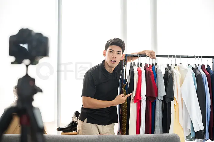 他朝那边走了 产品图片