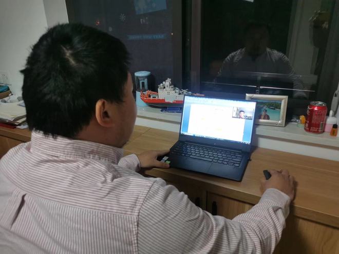 他朝那边走了 产品图片